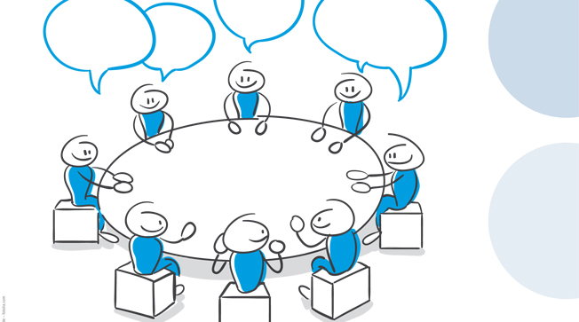 Die Illustration zeigt neun Strichmännchen, die in blau-weißer Kleidung an einem runden Tisch sitzen. Alle Figuren haben Sprechblasen über ihren Köpfen, was auf eine aktive Diskussion oder ein Brainstorming hinweist. Diese Szene könnte im Kontext der Unfallkasse NRW auf Themen wie Arbeitsschutz, Sicherheit und Prävention am Arbeitsplatz hinweisen. Die Umgebung ist minimalistisch gestaltet, mit hellblauen Kreisen im Hintergrund.