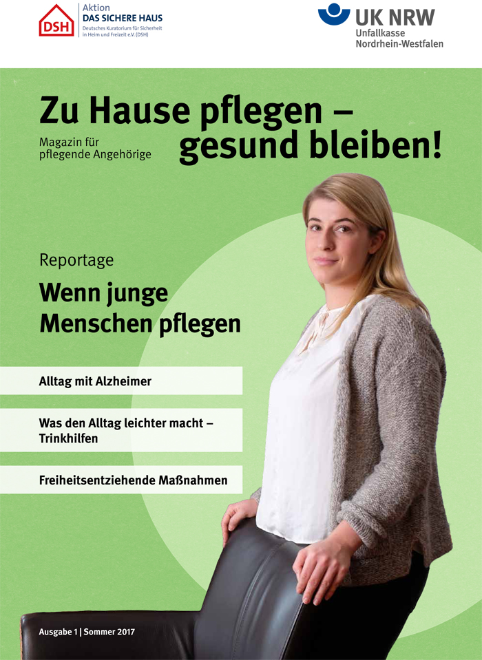 Das Cover zeigt eine Frau mit blondem Haar, die einen Stuhl hält. Titel: 'Zu Hause pflegen – gesund bleiben!'. Untertitel: 'Magazin für pflegende Angehörige'. Weitere Texteigenschaften: 'Reportage - Wenn junge Menschen pflegen', 'Alltag mit Alzheimer', 'Was den Alltag leichter macht – Trinkhilfen', 'Freiheitsentziehende Maßnahmen'. Oben rechts sind das Logo der Unfallkasse NRW und das Aktionslogo 'Das Sichere Haus' abgebildet. Ausgabe eins, Sommer 2017.
