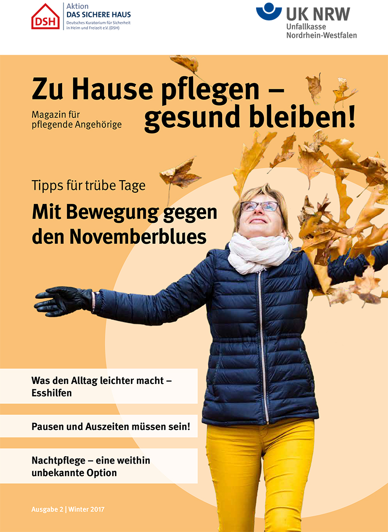Titelbild eines Magazins der Unfallkasse NRW für pflegende Angehörige. Eine lächelnde Frau wirft Herbstblätter in die Luft. Der Hintergrund zeigt einen gelben Baum. Überschrift: 'Zu Hause pflegen – gesund bleiben!'. Untertitel: 'Tipps für trübe Tage. Mit Bewegung gegen den Novemberblues'. Weitere Textfelder: 'Was den Alltag leichter macht – Esshilfen', 'Pausen und Auszeiten müssen sein!', und 'Nachtpflege – eine weiterhin unbekannte Option'.