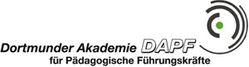Das Bild zeigt das Logo der Dortmunder Akademie für Pädagogische Führungskräfte. Auf der linken Seite steht der Schriftzug 'Dortmunder Akademie für Pädagogische Führungskräfte'. Rechts daneben befindet sich das Akronym 'DAPF' in Großbuchstaben. Daneben ist ein stilisiertes, halbkreisförmiges Symbol mit einem grünen Punkt in der Mitte, das wie ein abstrahiertes Auge wirkt. Das Logo repräsentiert Bildung und Führung in einem akademischen Kontext.