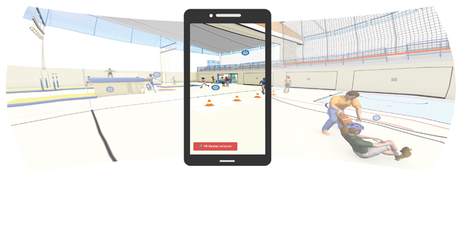 Das Bild zeigt eine virtuelle Darstellung einer Sporthalle. Im Vordergrund erkennt man ein großes Smartphone, das eine Simulation zeigt, in der ein Arbeiter einem verletzten Mann Erste Hilfe leistet. Im Hintergrund sind Sportgeräte und eine Tribüne zu sehen. Die Szene ist Teil eines Programms der Unfallkasse NRW zur Unfallprävention und Arbeitssicherheitstraining in Sportumgebungen.