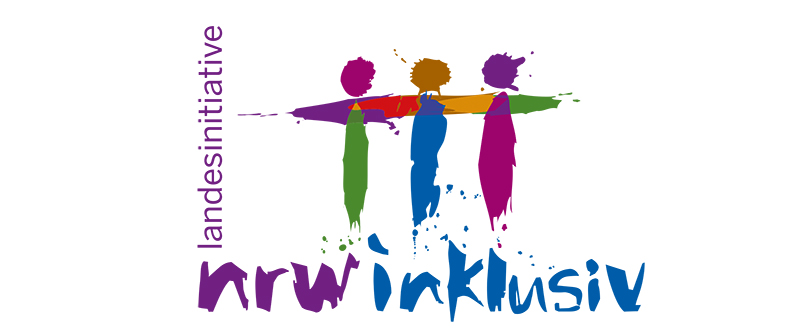 Das Bild zeigt das Logo der Landesinitiative nrw inklusiv. Drei bunte, stilisierte Silhouetten von Menschen tragen einen großen Buntstift gemeinsam. Links steht vertikal das Wort 'landesinitiative'. Der Schriftzug 'nrw inklusiv' ist unten in großen, bunten Buchstaben dargestellt. Das Logo symbolisiert Zusammenarbeit und Vielfalt, was im Kontext des Arbeitsschutzes und der Prävention von der Unfallkasse NRW relevant ist.