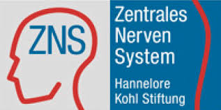 Das Bild zeigt ein Logo der Hannelore Kohl Stiftung. Links ist eine stilisierte rote Silhouette eines Kopfprofils, innerhalb dessen das blaue Kürzel 'ZNS' steht. Rechts daneben befindet sich der blaue Text 'Zentrales Nerven System' und darunter 'Hannelore Kohl Stiftung' in weiß auf blauem Hintergrund. Der Kontext bezieht sich auf Prävention und Arbeitsschutz, passend zur Unfallkasse NRW.