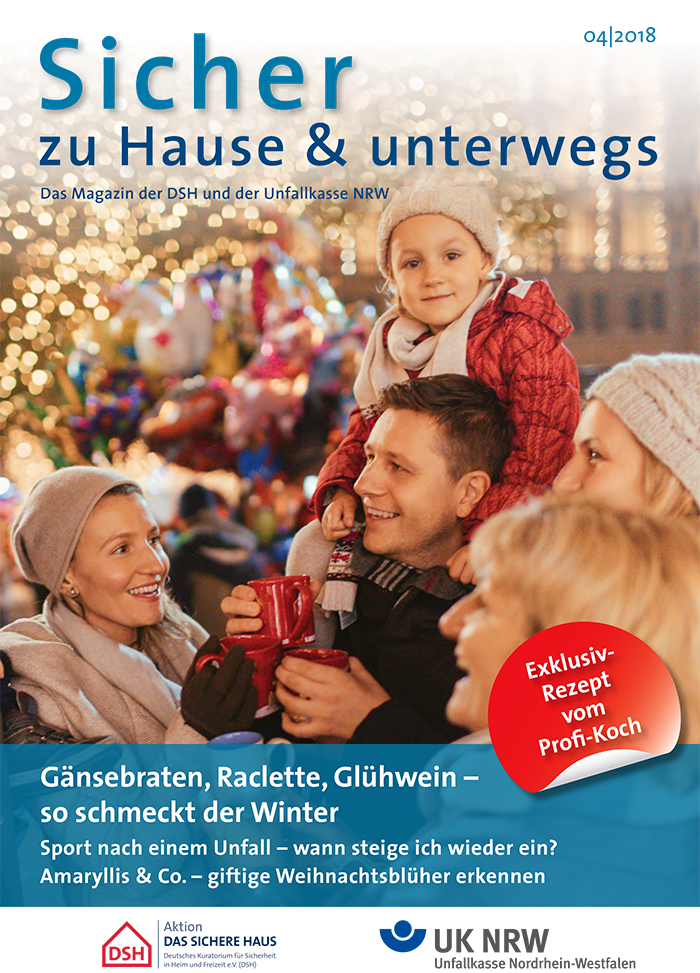 Das Titelbild der Ausgabe 04/2018 des Magazins 'Sicher zu Hause & unterwegs' von der DSH und Unfallkasse NRW zeigt eine winterliche Szene mit einer Gruppe von Menschen, die in warmer Kleidung beisammen stehen. Einige halten Tassen. Im Hintergrund weihnachtliche Beleuchtung. Text auf dem Cover: 'Gänsebraten, Raclette, Glühwein – so schmeckt der Winter', 'Sport nach einem Unfall – wann steige ich wieder ein?', 'Amaryllis & Co. – giftige Weihnachtsblüher erkennen'. Ein roter Banner verkündet 'Exklusiv-Rezept vom Profi-Koch'. Kontext des Magazins ist Arbeitsschutz und Prävention.