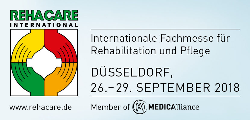 Auf dem Bild ist ein Werbeplakat für die RehaCare International 2018, eine internationale Fachmesse für Rehabilitation und Pflege in Düsseldorf. Die Veranstaltung fand vom 26. bis 29. September 2018 statt. In der oberen linken Ecke steht 'REHACARE INTERNATIONAL'. Darunter steht: 'Internationale Fachmesse für Rehabilitation und Pflege. DÜSSELDORF, 26.-29. September 2018'. Am unteren Bildrand befinden sich die Webseitenadresse www.rehacare.de sowie der Hinweis 'Member of MEDICAlliance'. Der Kontext des Bildes betrifft die Themen Arbeitsschutz und Prävention im Bereich Rehabilitation und Pflege.