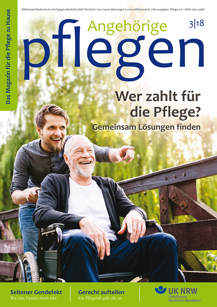 Titelbild des Magazins 'Angehörige pflegen', Ausgabe 3/18. Ein junger Mann mit Bart schiebt einen älteren Mann im Rollstuhl über eine Holzbrücke in einem grünen Park. Beide lachen miteinander. Oben rechts steht der Text 'Wer zahlt für die Pflege? Gemeinsam Lösungen finden'. Das Logo der Unfallkasse NRW ist unten rechts zu sehen, was auf den Kontext von Arbeitsschutz und Prävention hinweist.