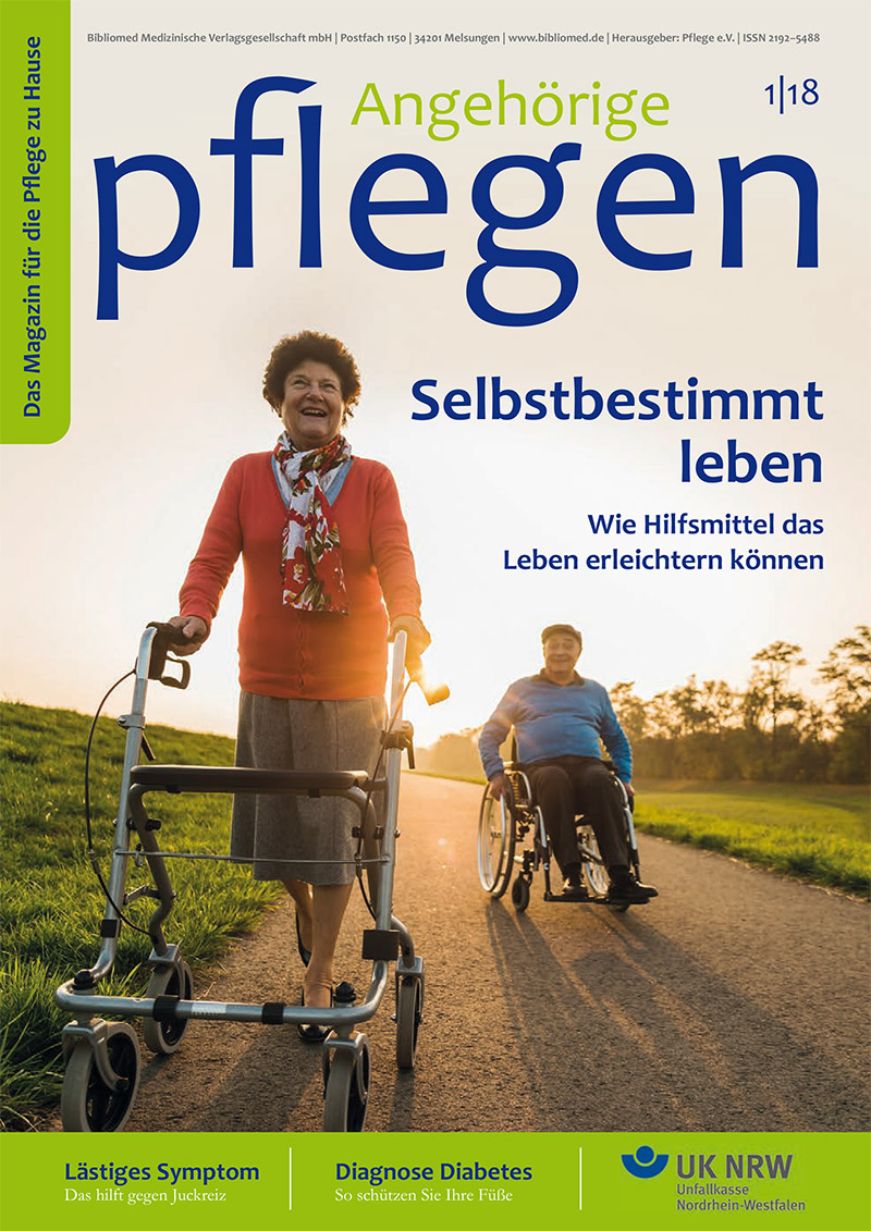 Das Titelbild des Magazins 'Angehörige pflegen' zeigt eine ältere Person mit Rollator und eine Pflegekraft auf einem Gehweg in einer sonnigen Umgebung. Oben stehen Schriftzüge zum selbstbestimmten Leben und der Rolle von Hilfsmitteln. Unten enthält das Magazin Hinweise auf Artikel über Symptome von Juckreiz und Diabetes. Logos von Bibliomed und UK NRW sind sichtbar. Das Bild vermittelt einen positiven Eindruck von Pflege und Unterstützung im Alltag.