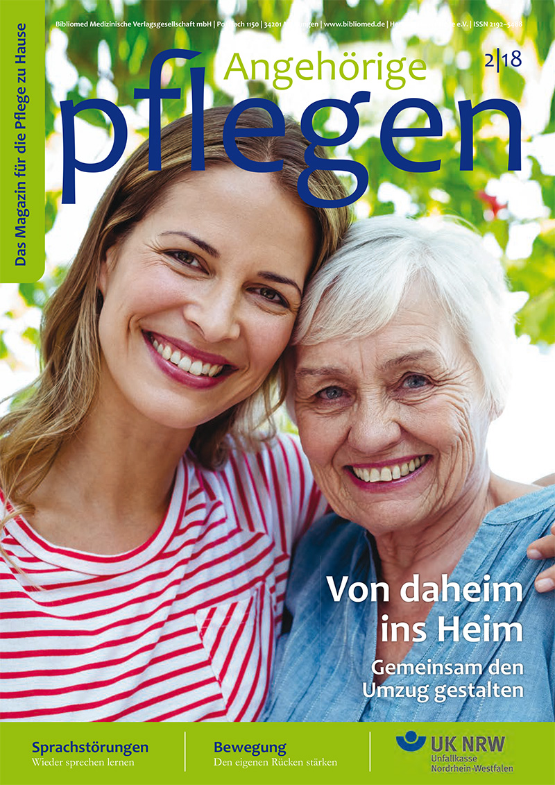 Das Titelbild der Zeitschrift 'Angehörige pflegen' zeigt zwei lächelnde Frauen im Freien. Die jüngere Frau trägt ein rot-weiß gestreiftes Shirt, während die ältere Frau ein weißes Shirt trägt. Oben ist der Titel 'Angehörige pflegen' zu sehen. Unten steht der Text 'Von daheim ins Heim - Gemeinsam den Umzug gestalten'. Die Ausgabe ist 2/18 und es wird auf Sprachstörungen und Bewegung hingewiesen, mit dem Logo der Unfallkasse NRW, die für Arbeitsschutz und Prävention steht.