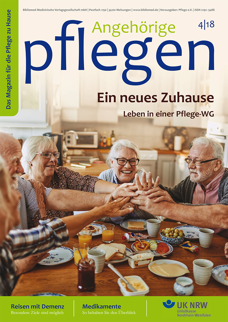 Das Titelbild des Magazins 'Angehörige pflegen' zeigt eine Gruppe älterer Menschen, die lächelnd an einem Tisch in einer häuslichen Umgebung sitzen. Auf dem Tisch liegen verschiedene Lebensmittel. Im Hintergrund sind Küchenschränke erkennbar. Der Titel des Magazins und der Artikel 'Ein neues Zuhause, Leben in einer Pflege-WG' sind prominent platziert. Unten auf dem Cover sind Themen wie 'Reisen mit Demenz' und 'Medikamente' erwähnt, sowie das Logo der Unfallkasse NRW, das auf Arbeitsschutz und Prävention hinweist.