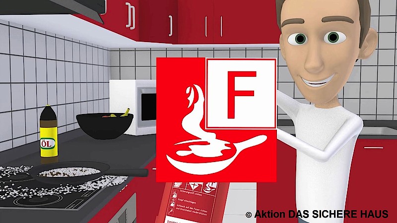Ein animierter Mann in einer roten Küche zeigt ein rotes Schild mit einem weißen 'F', das ein Feuerlöscher-Symbol repräsentiert. Auf dem Herd kocht ein Topf, daneben steht eine Ölflasche. Im Hintergrund ist eine Mikrowelle zu sehen. Die Szene betont die Bedeutung von Brandschutz und Vorsichtsmaßnahmen im Haushalt. Unten rechts im Bild ist der Vermerk 'Aktion DAS SICHERE HAUS' zu erkennen.