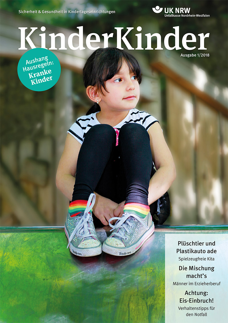 Das Cover der Zeitschrift 'KinderKinder', herausgegeben von der Unfallkasse Nordrhein-Westfalen, zeigt ein Mädchen, das nachdenklich auf einem grünen Geländer sitzt. Sie hat schwarze Haare, trägt ein weißes Langarmshirt und bunte Schuhe. Im Hintergrund sind unscharfe Bäume zu sehen. Das Thema Arbeitsschutz und Prävention in Kindertageseinrichtungen wird behandelt. Auf dem Cover sind außerdem Texte zu Themen wie Sicherheit, Plüschtiere und Plastikautos, Männer im Erzieherberuf sowie Verhaltenstipps im Notfall.
