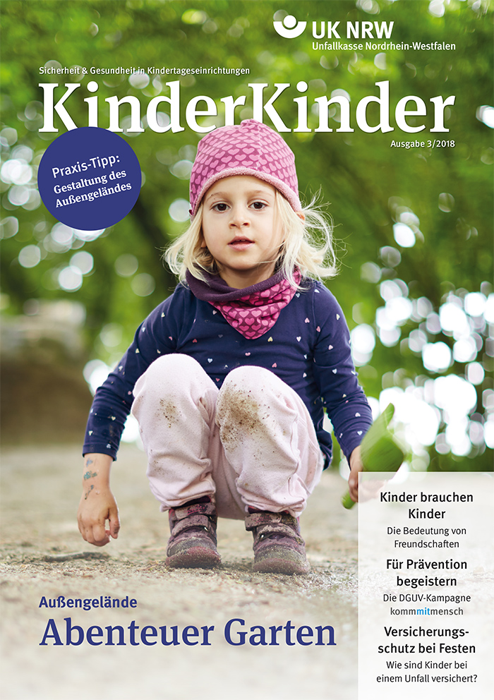 Cover des KinderKinder Magazins der Unfallkasse NRW, Ausgabe 3/2018. Ein Kind sitzt im Freien auf einem Baumstamm, trägt eine lila Mütze, eine rosa Jacke und blaue Hosen. Im Hintergrund sind Herbstblätter zu sehen. Oben links steht 'Praxis-Tipp: Gestaltung des Außengeländes'. Rechts sind Themen wie Kinderbetreuung, Präventionskampagnen und Versicherungsschutz aufgelistet. Das Bild thematisiert kreative und sichere Gestaltung von Kindereinrichtungen, relevant für Arbeitsschutz und Prävention.