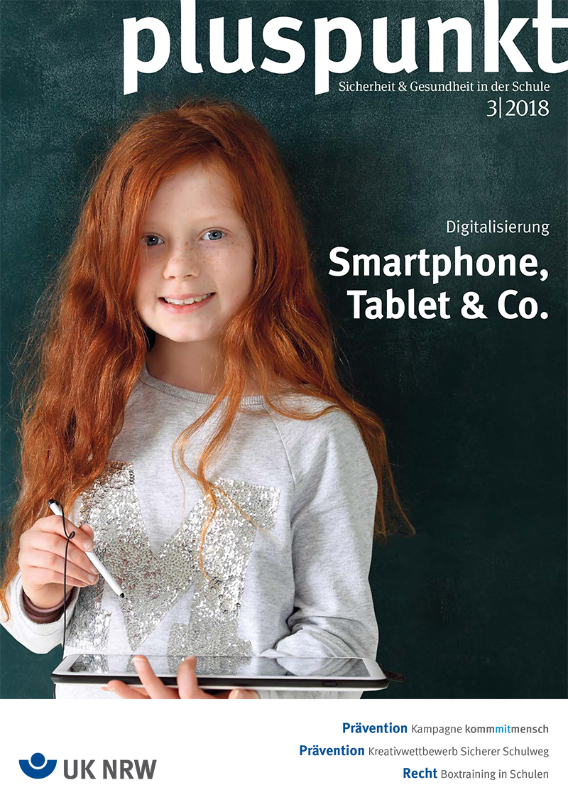 Ein Cover des Magazins 'pluspunkt', Ausgabe 3/2018, mit einem jungen Mädchen, das ein Tablet in der Hand hält. Der Titel lautet 'Digitalisierung - Smartphone, Tablet & Co.'. Themen wie Prävention und Arbeitsschutz in Schulen werden von der Unfallkasse NRW angesprochen. Untertitel thematisieren Prävention und Recht in Schulen.
