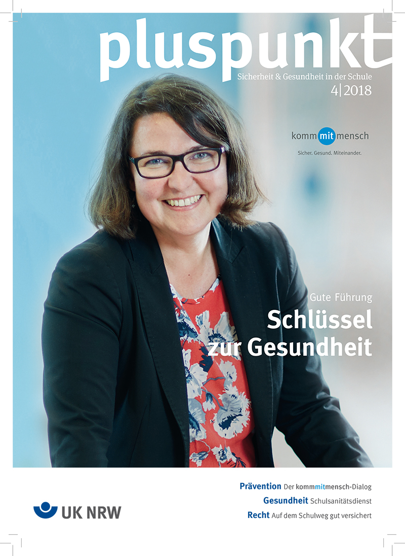 Das Cover der Pluspunkt-Ausgabe 4/2018 der Unfallkasse NRW zeigt eine Frau mit Brille und blauem Blazer, die lächelnd in die Kamera schaut. Oben steht der Titel 'pluspunkt Sicherheit & Gesundheit in der Schule'. Rechts steht 'Gute Führung - Schlüssel zur Gesundheit'. Unten sind die Themen Prävention, Gesundheit und Recht genannt. Der Kontext bezieht sich auf Arbeitsschutz und Prävention im Bildungsbereich.