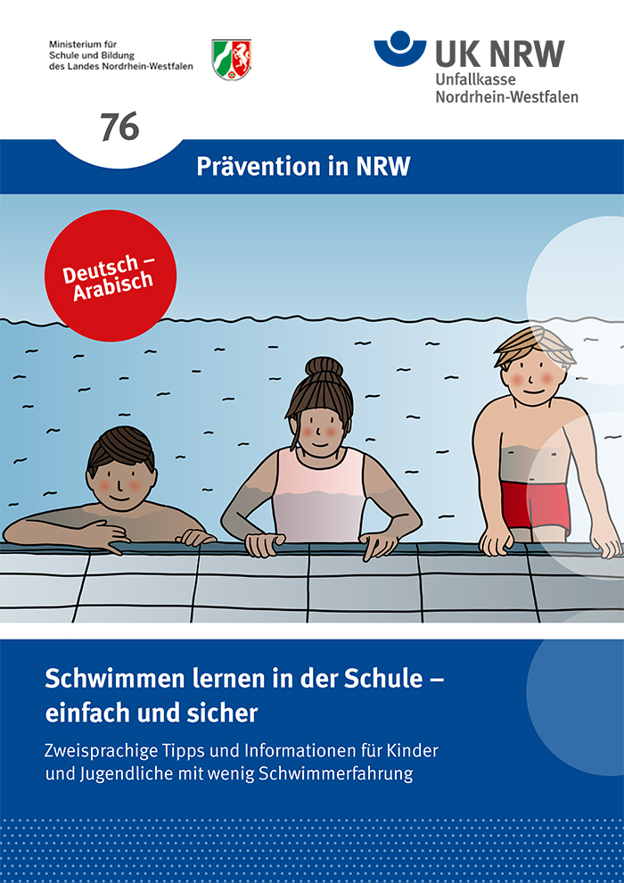 Das Bild zeigt drei Kinder, die an der Kante eines Schwimmbeckens stehen. Oben befinden sich die Logos des Ministeriums und der Unfallkasse NRW. Ein Etikett in der linken oberen Ecke weist auf die zweisprachige Version Deutsch-Arabisch hin. Der Fokus liegt auf sicherem Schwimmunterricht als Teil der Präventionsarbeit der Unfallkasse NRW.