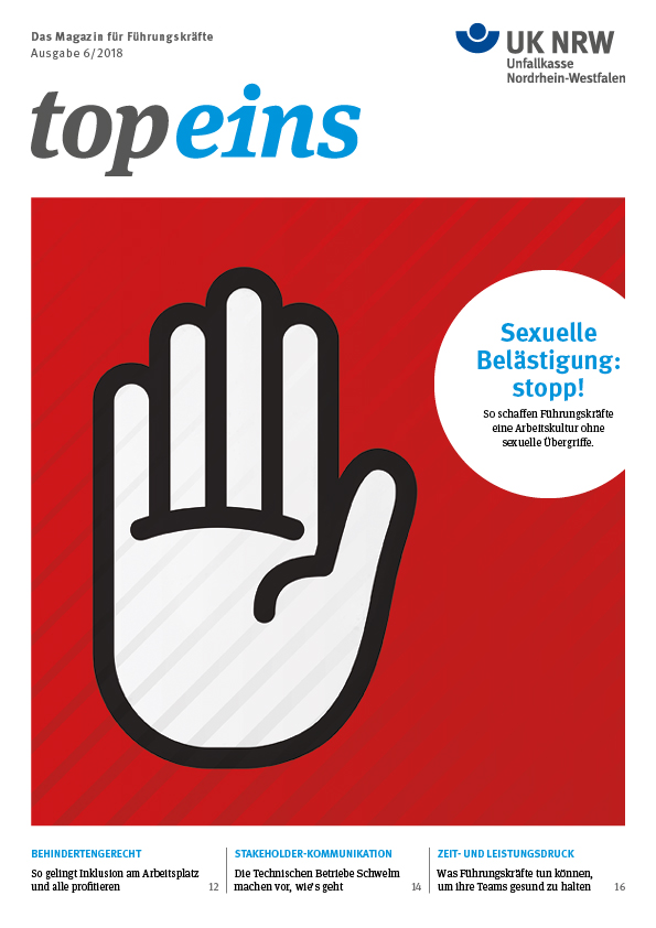 Das Cover der Zeitschrift 'tapeins', Ausgabe 6/2018, der Unfallkasse Nordrhein-Westfalen zeigt ein großes, stilisiertes Stoppschild in Form einer hochgehaltenen Hand auf rotem Hintergrund. Rechts daneben steht der Text 'Sexuelle Belästigung: stopp! So schaffen Führungskräfte eine Arbeitskultur ohne sexuelle Übergriffe.' Oben rechts ist das Logo der Unfallkasse NRW zu sehen. Weitere Themenhinweise am unteren Rand betreffen Arbeitsschutz und Prävention, wie zur Behindertengerechtigkeit und Leistungsdruck.