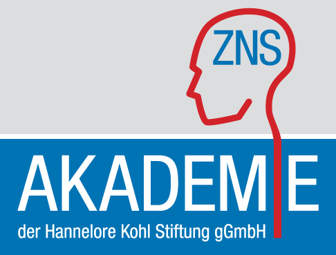 Das Bild zeigt das Logo der ZNS Akademie der Hannelore Kohl Stiftung. Im oberen Teil ist ein stilisierter Kopf mit dem Schriftzug 'ZNS' abgebildet, der in rot gehalten ist. Darunter steht 'AKADEMIE' in großen, weißen Buchstaben auf einem blauen Hintergrund. Darunter folgt in kleiner Schrift 'der Hannelore Kohl Stiftung gGmbH'. Das Logo könnte im Kontext der Unfallprävention und des Arbeitsschutzes für die Schulung und Fortbildung im Bereich der neurologischen Gesundheit stehen.