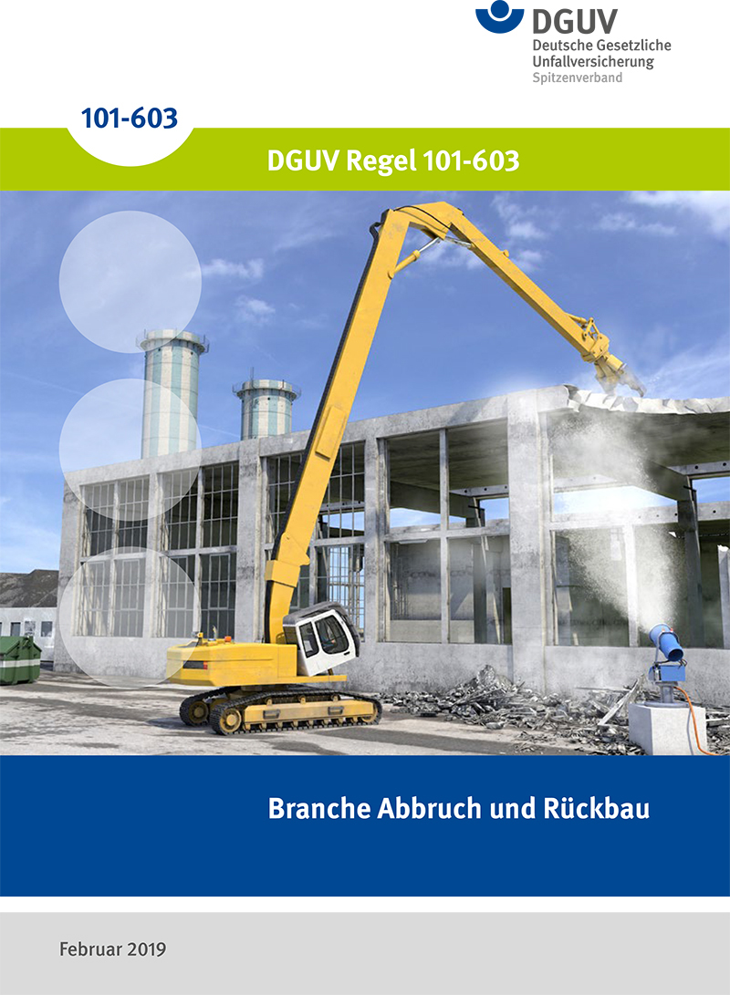 Das Bild zeigt einen großen gelben Bagger, der an einem grauen Betongebäude arbeitet, um einen Teil davon abzubrechen. Im Hintergrund sind Industrieschornsteine und blauer Himmel zu sehen. Oben links steht 'DGUV Regel 101-603' und rechts oben die Logos der DGUV. Unten ist der Titel 'Branche Abbruch und Rückbau' auf blauem Hintergrund. Das Bild thematisiert Arbeitsschutz und Prävention beim Abbruch von Gebäuden.