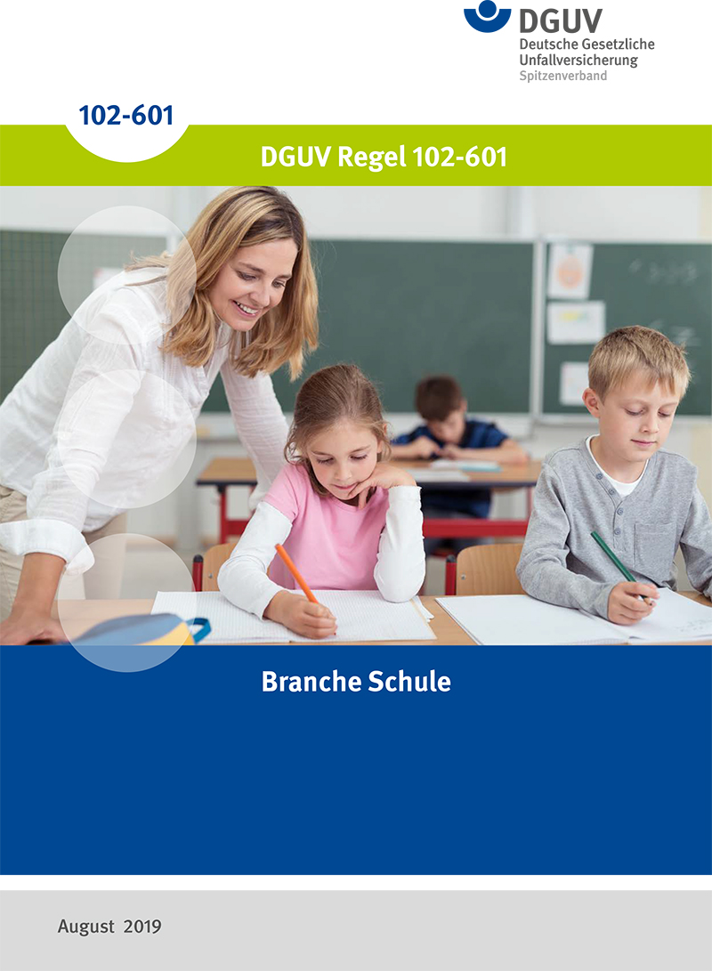 Eine Lehrerin beugt sich über einen Tisch und assistiert zwei Schülern, die in einem Klassenzimmer an ihren Aufgaben arbeiten. Einer der Schüler, ein Junge, schreibt konzentriert. Im Hintergrund sind eine Tafel und weitere Unterrichtsmaterialien sichtbar. Der Kontext der Unfallkasse NRW deutet auf die Bedeutung von Arbeitsschutz und Prävention im schulischen Umfeld hin.