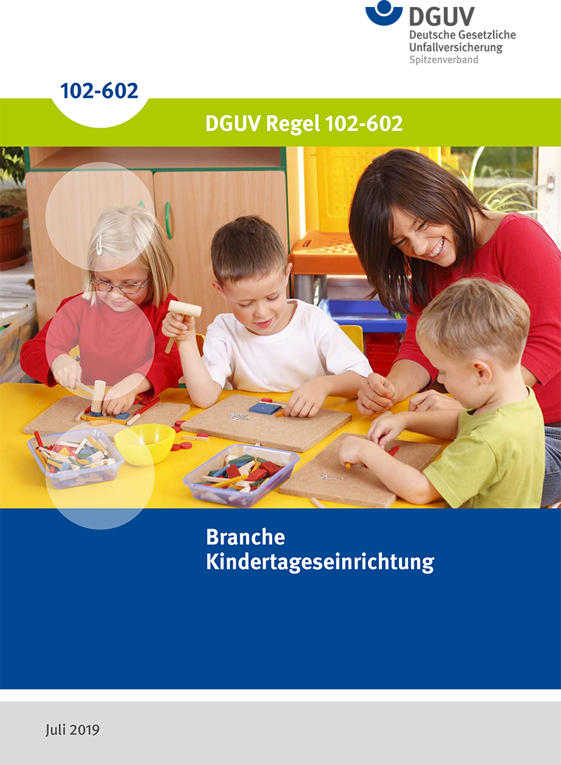 Das Cover zeigt eine Erzieherin, die mit drei Kindern an einem Tisch bastelt. Die Kinder verwenden verschiedene Bastelmaterialien. Oben steht '102-602' und das Logo der DGUV. Der Titel unter dem Bild lautet 'Branche Kindertageseinrichtung'. Unten links ist das Datum 'Juli 2019' angegeben. Der Fokus liegt auf Arbeitsschutz und Prävention in Kindertageseinrichtungen.