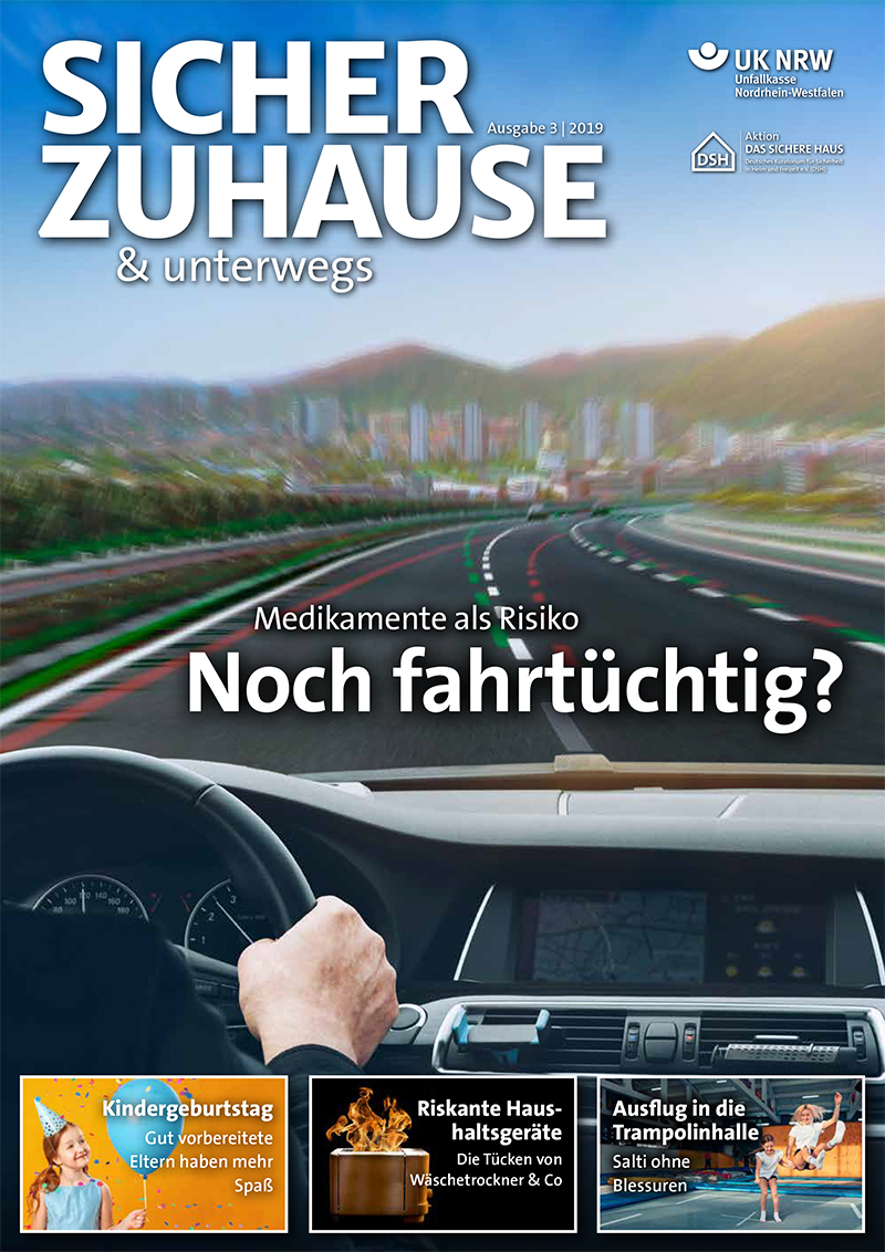 Das Cover der Zeitschrift 'Sicher Zuhause & unterwegs', Ausgabe 3, 2019, thematisiert die Fahrtauglichkeit unter Einfluss von Medikamenten. Im Hintergrund ist ein unscharfer Ausblick auf eine Straße aus der Perspektive eines Fahrers zu sehen. Im Vordergrund befinden sich ein Lenkrad und Armaturenbrett eines Autos. Zudem gibt es Verweise auf Artikel über Kindersicherheit bei Geburtstagsfeiern, Risiken von Haushaltsgeräten und Ausflüge in die Trampolinhalle. Der Kontext ist auf Arbeitsschutz und Prävention im häuslichen Umfeld fokussiert. Herausgeber ist die Unfallkasse NRW.