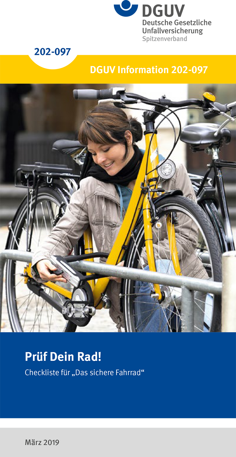 Eine Frau mit braunen Haaren und grauem Schal inspiziert die Bremsen eines gelben Fahrrads, das an einem Fahrradständer steht. Dieses Bild ist Teil einer Informationsbroschüre der Deutschen Gesetzlichen Unfallversicherung (DGUV) zur Überprüfung von Fahrrädern für mehr Sicherheit, insbesondere im Kontext des Arbeitsschutzes und der Prävention. Oben in der Broschüre sind der DGUV-Name und die Dokumentnummer 202-097 abgebildet. Der untere Teil der Broschüre enthält den Titel 'Prüf Dein Rad!', den Zusatz 'Checkliste für „Das sichere Fahrrad“' und das Veröffentlichungsdatum März 2019.