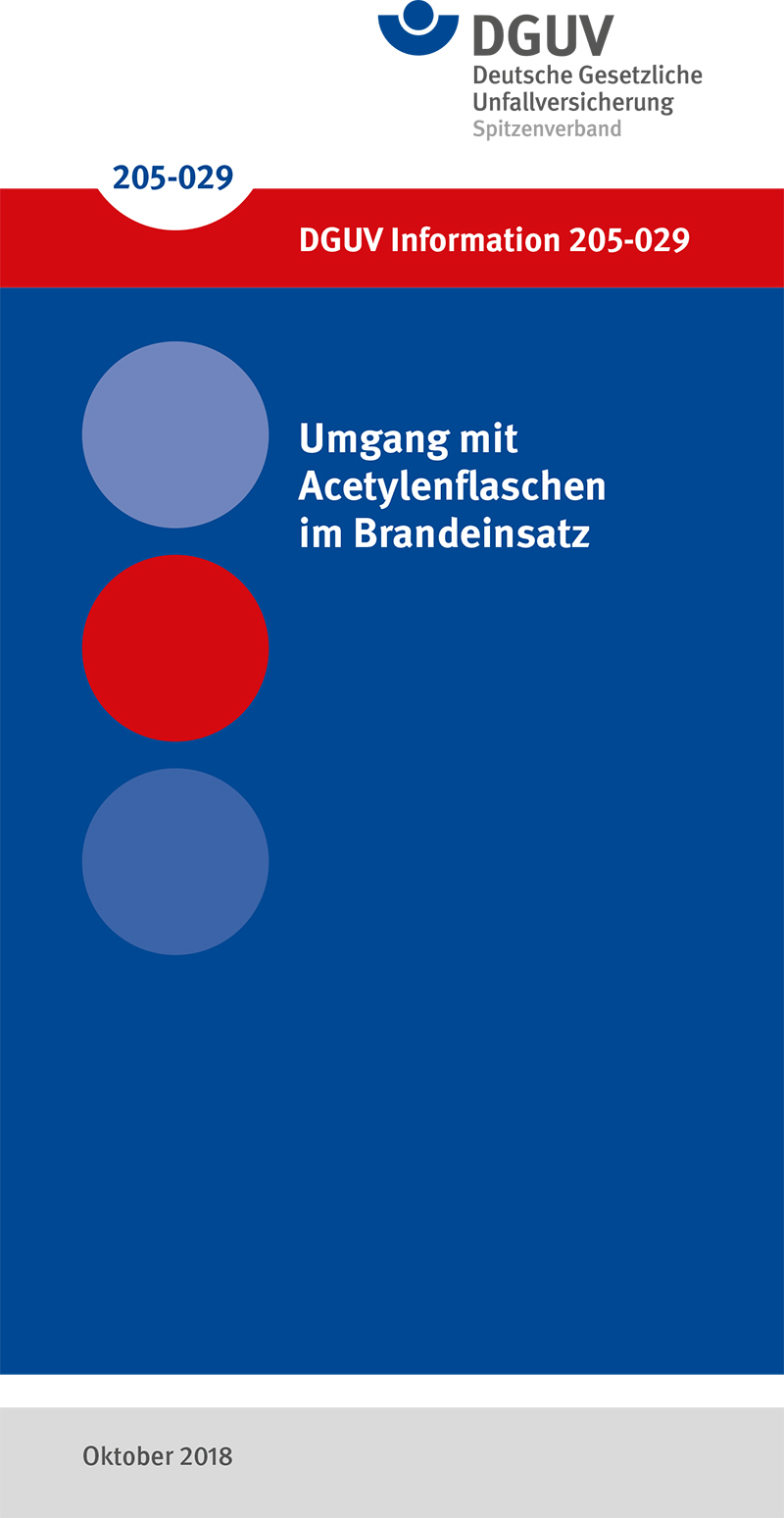 Titelbild der DGUV Information 205-029 mit der Überschrift 'Umgang mit Acetylenflaschen im Brandeinsatz'. Oben ist das Logo der Deutschen Gesetzlichen Unfallversicherung (DGUV) zu sehen. Der Hintergrund ist in Blau und Rot gehalten. Im unteren Bereich steht 'Oktober 2018', was auf das Veröffentlichungsdatum hinweist. Diese Information dient der Prävention und Arbeitssicherheit im Kontext von Bränden.