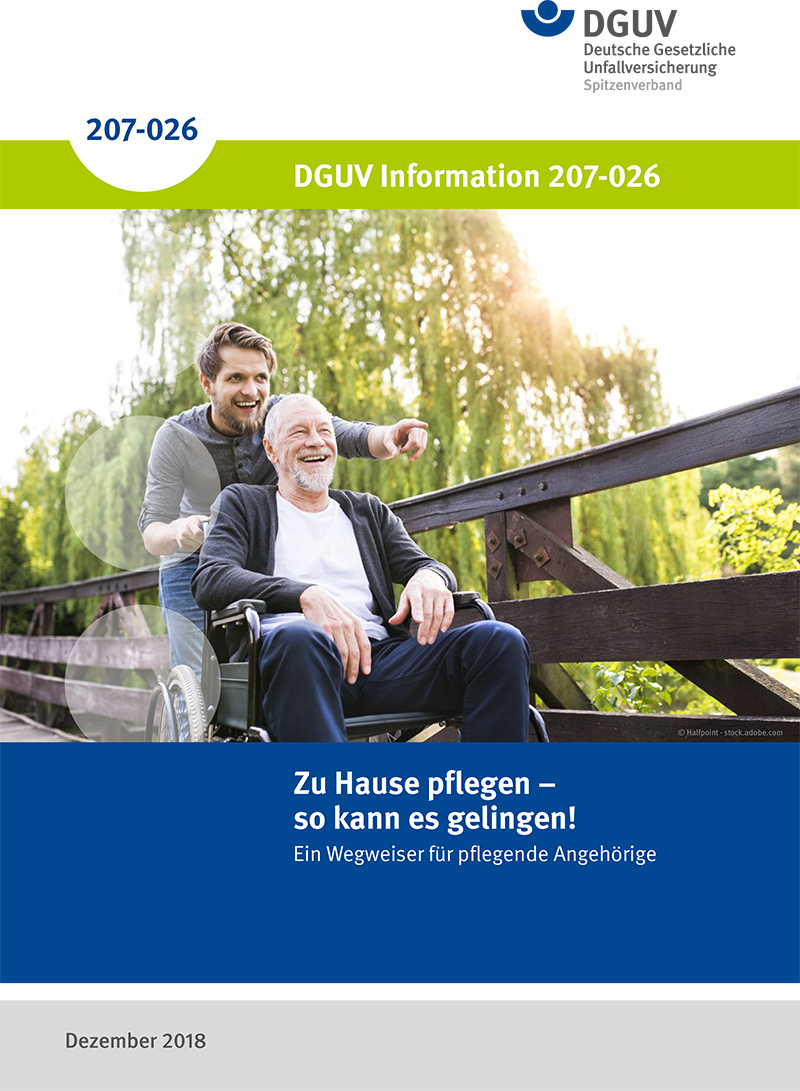 Ein älterer Mann sitzt lächelnd im Rollstuhl im Freien, während ein jüngerer Mann ihn schiebt. Beide sehen glücklich aus. Das Bild ist Teil einer Informationsbroschüre der Deutschen gesetzlichen Unfallversicherung zur Unterstützung pflegender Angehöriger. Der Titel der Broschüre lautet 'Zu Hause pflegen – so kann es gelingen!'. Die Veröffentlichung ist vom Dezember 2018.