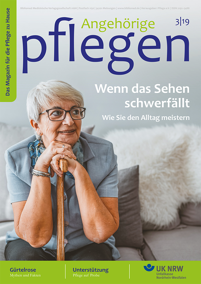 Das Titelbild der Ausgabe 3/19 des Magazins 'Angehörige pflegen'. Eine ältere Person mit Brille stützt ihr Kinn auf einen Holzstab. Die Schlagzeile lautet: 'Wenn das Sehen schwerfällt - Wie Sie den Alltag meistern'. Unten auf dem Cover sind Hinweise zu Themen: 'Gefährliche Mythen und Fakten' und 'Unterstützung - Pflege auf Probe'. Im unteren Bereich befindet sich das Logo der Unfallkasse Nordrhein-Westfalen (UK NRW).