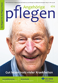 Das Titelbild des Magazins 'Angehörige pflegen', Ausgabe 4/19, zeigt einen lächelnden älteren Mann. Der Hintergrund ist hell, und über dem Bild steht der Schriftzug 'Gut leben trotz vieler Krankheiten'. Unten rechts ist das Logo der Unfallkasse NRW (UK NRW) zu sehen. Das Magazin thematisiert Aspekte wie Arbeitsschutz und Prävention im Pflegebereich.