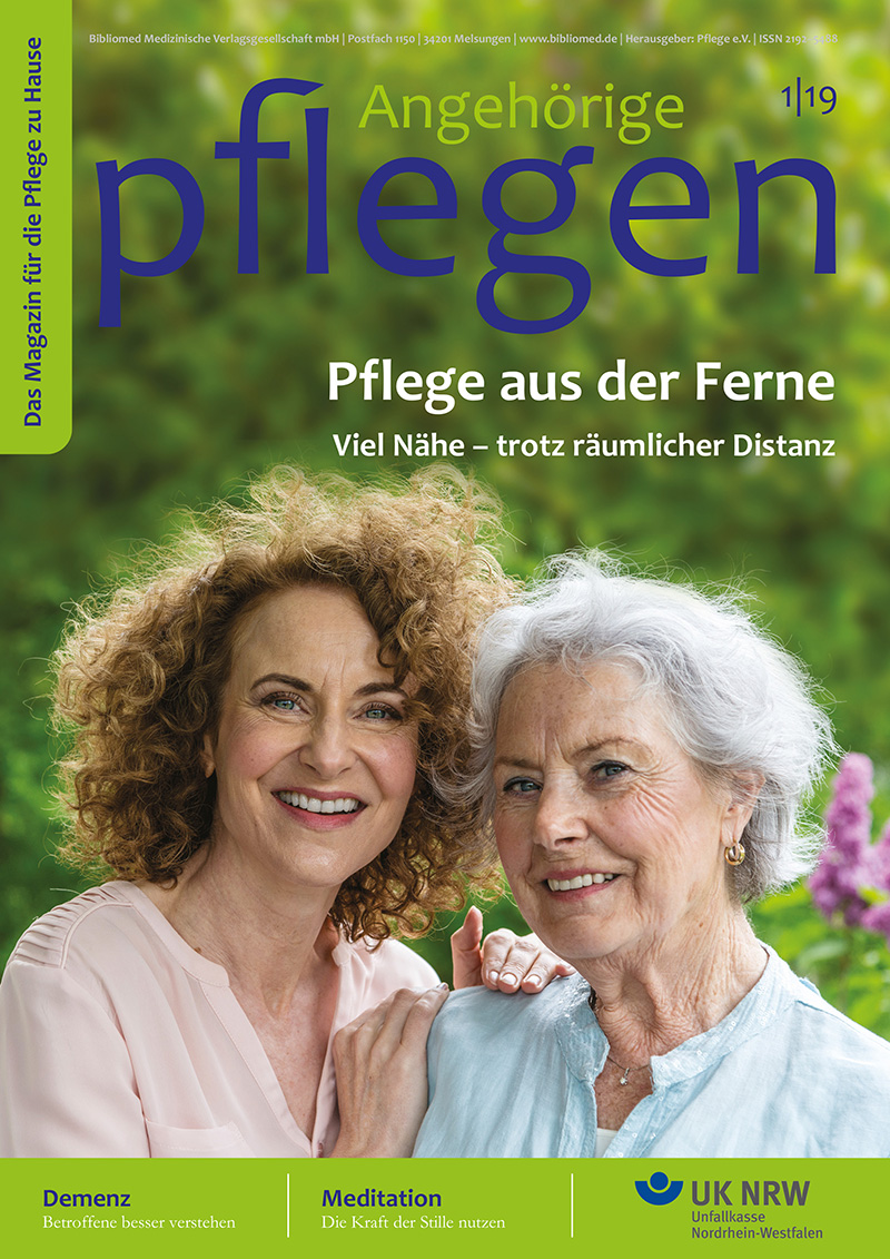 Das Titelbild des Magazins 'Angehörige pflegen' zeigt zwei lächelnde Frauen im Freien, von denen eine die andere herzlich umarmt. Im Hintergrund sind Bäume und blauer Himmel zu sehen. Der Text auf dem Cover lautet: 'Pflege aus der Ferne - Viel Nähe trotz räumlicher Distanz'. Unten befindet sich das Logo der Unfallkasse Nordrhein-Westfalen. Das Magazin widmet sich Themen der häuslichen Pflege, Arbeitsschutz und Prävention.