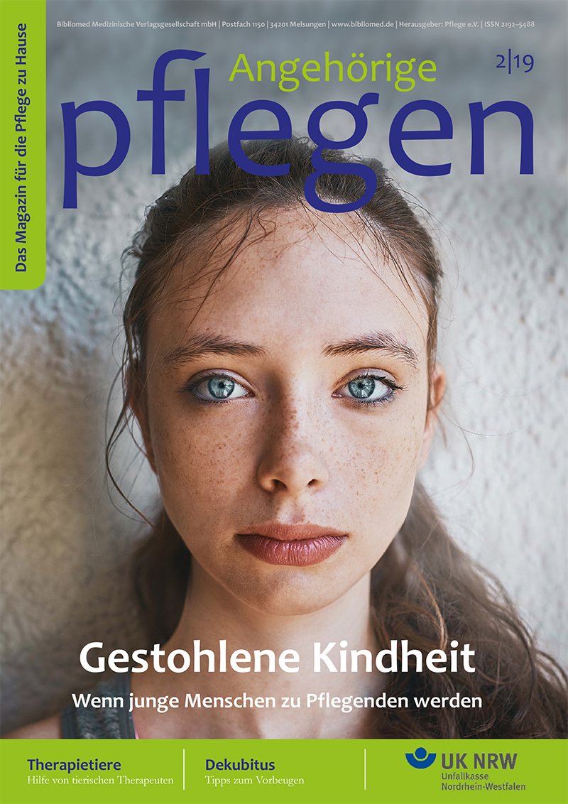 Cover der Zeitschrift 'Angehörige pflegen', Ausgabe 2/19. Im Zentrum steht eine junge Frau mit ernstem Blick. Oben der Titel des Magazins. Darunter der Schriftzug 'Gestohlene Kindheit - Wenn junge Menschen zu Pflegenden werden'. In der Ecke das Logo der Unfallkasse NRW. Die Themen des Magazins betreffen Familienpflege, Arbeitsschutz und Prävention im häuslichen Pflegeumfeld.