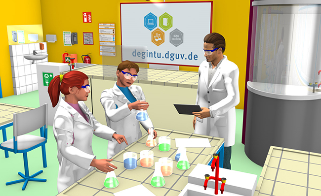 Drei Labormitarbeiter in weißen Kitteln und Schutzbrillen arbeiten an einem Tisch mit bunten Flüssigkeiten in Erlenmeyerkolben. Im Hintergrund sind Sicherheitsschilder, ein Feuerlöscher und eine Broschüre der Unfallkasse NRW zu sehen. Ein Poster mit der URL 'degintu.dguv.de' hängt an der Wand. Der Raum ist gut beleuchtet, und die Mitarbeiter kommunizieren miteinander und verwenden ein Tablet, um ihre Arbeit zu koordinieren. Die Szene betont die Bedeutung von Arbeitsschutz und Zusammenarbeit im Labor.