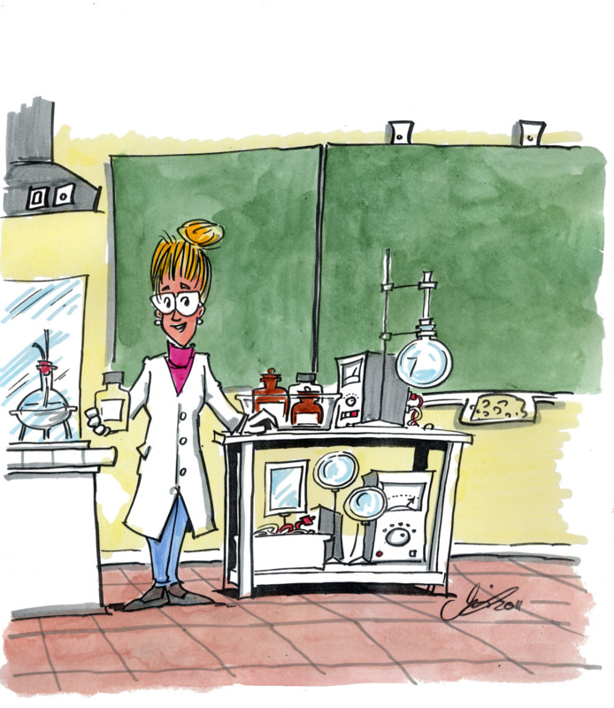 Eine Frau in einem weißen Laborkittel steht in einem Labor. Sie hält ein Glasgefäß in der Hand. Vor ihr auf dem Tisch stehen verschiedene Laborgeräte und Chemikalienflaschen. Im Hintergrund sind eine grüne Tafel und weitere Laborutensilien zu sehen. Der Kontext ist Arbeitsschutz und Prävention, da der sichere Umgang mit Chemikalien betont wird.