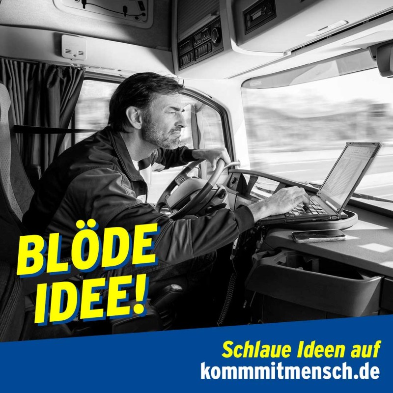 Ein Lkw-Fahrer sitzt konzentriert am Steuer und tippt gleichzeitig auf einem Laptop. Der Slogan 'Blöde Idee!' steht in gelber Schrift am Bild. Unten ist ein blauer Streifen mit dem Text 'Schlaue Ideen auf kommmitmensch.de'. Das Bild soll auf die Gefahren der Ablenkung am Steuer aufmerksam machen, im Kontext des Arbeitsschutzes und der Prävention durch die Unfallkasse NRW.
