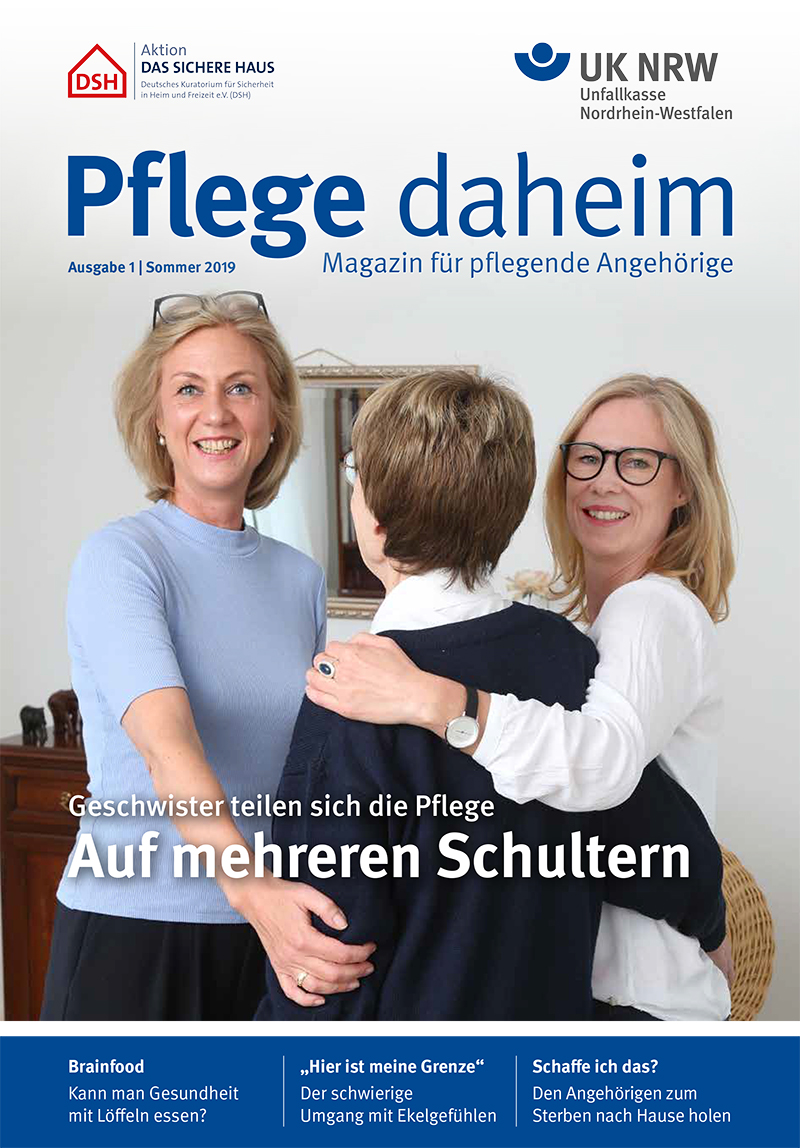 Das Titelbild der Zeitschrift 'Pflege daheim', Ausgabe 1 Sommer 2019, zeigt drei Frauen im Gespräch, lächelnd und sich umarmend. Im Hintergrund sind sanftblaue Wände und weiße Möbel sichtbar. Das Thema 'Geschwister teilen sich die Pflege' wird durch den Untertitel 'Auf mehreren Schultern' hervorgehoben. Oben befinden sich die Logos der Aktion Das Sichere Haus und der Unfallkasse Nordrhein-Westfalen, die für Arbeitsschutz und Prävention stehen.