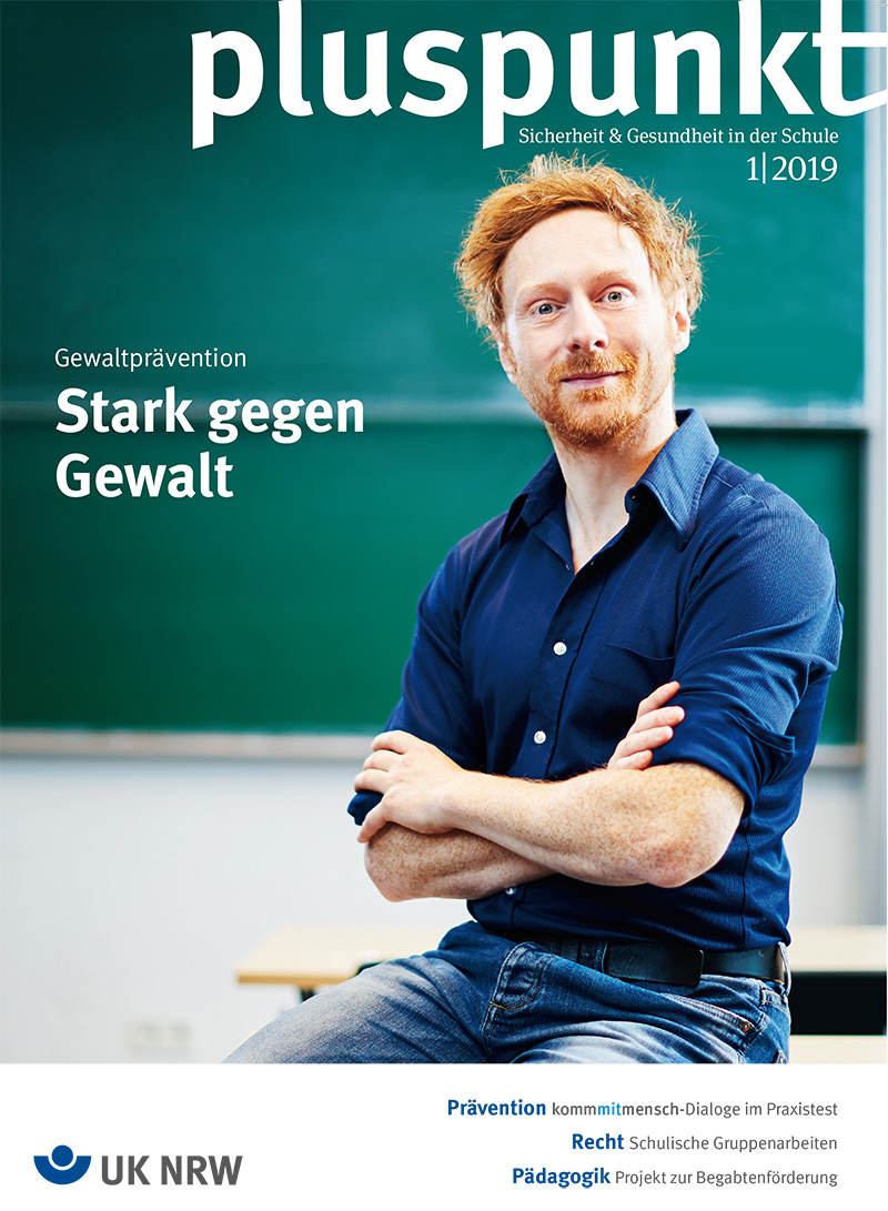 Das Cover des pluspunkt Magazins zeigt einen Mann, der auf einem Tisch vor einer grünen Tafel sitzt. Oben steht 'pluspunkt Sicherheit & Gesundheit in der Schule 1|2019'. Der Schwerpunkt des Hefts ist 'Gewaltprävention - Stark gegen Gewalt'. Unten sind Themen wie Prävention, Recht und Pädagogik aufgeführt. Das Logo der Unfallkasse NRW ist ebenfalls sichtbar. Der Kontext ist Arbeitsschutz und Prävention in Schulen für eine sichere und gesunde Lernumgebung.