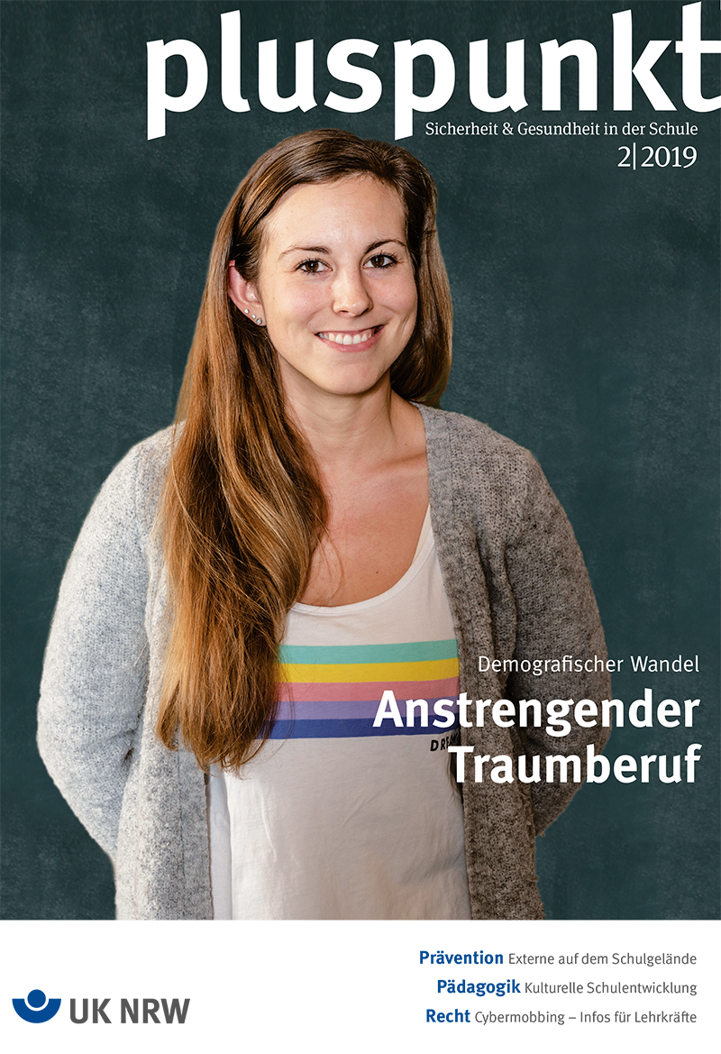 Magazintitel 'pluspunkt', Ausgabe 2/2019, mit dem Schwerpunkt auf Sicherheit und Gesundheit in der Schule. Eine junge Frau lächelt in die Kamera. Schlagzeilen: 'Demografischer Wandel' und 'Anstrengender Traumberuf'. Am unteren Rand Logos und Themen wie Prävention in Schulen und Cybermobbing für Lehrkräfte. Bezug zur Unfallkasse NRW erkennbar.