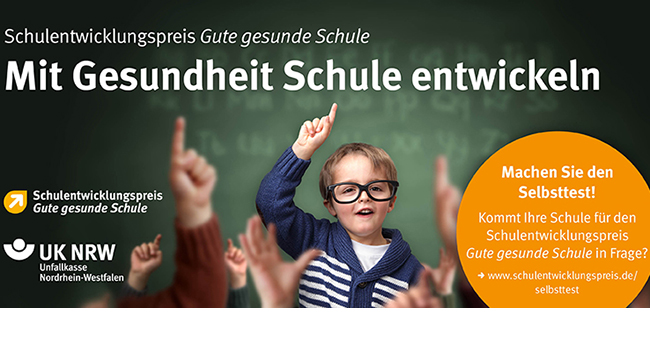 Ein Junge mit Brille und gestreiftem Pullover hebt den Daumen. Im Hintergrund Text: 'Mit Gesundheit Schule entwickeln'. Links oben Logo und Text: 'Schulentwicklungspreis Gute gesunde Schule'. Unten links Logo der Unfallkasse Nordrhein-Westfalen. Rechts ein orangefarbener Kreis mit Text: 'Machen Sie den Selbsttest! Kommt Ihre Schule für den Schulentwicklungspreis Gute gesunde Schule in Frage? www.schulentwicklungspreis.de/selbsttest'.