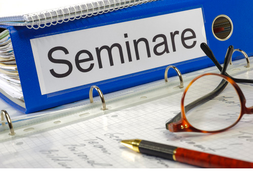 Das Bild zeigt einen Aktenordner mit der Aufschrift Seminare