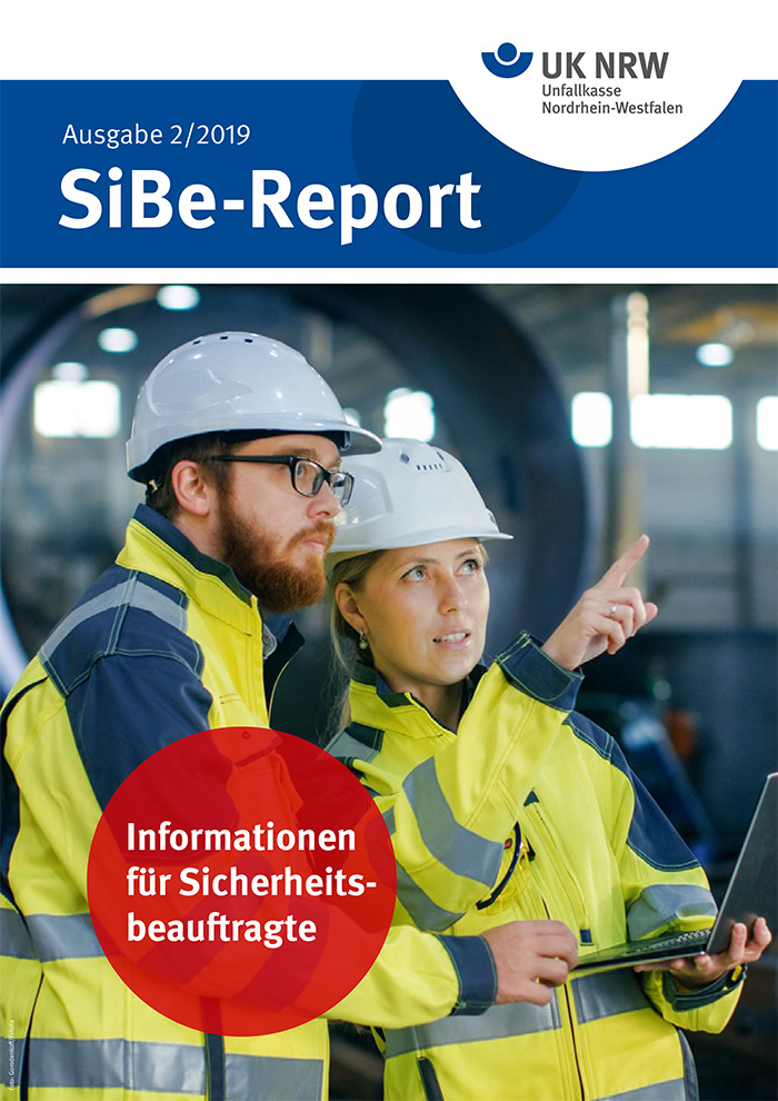 Ein Mann und eine Frau in gelber Sicherheitskleidung und weißen Helmen stehen in einer Fabrikhalle. Beide blicken in dieselbe Richtung, während die Frau auf etwas zeigt. Sie halten ein Tablet in der Hand, das sie zu konsultieren scheinen. Der obere Teil der Abbildung zeigt den Titel des SiBe-Reports der Unfallkasse NRW. Ein roter Kreis mit weißem Text informiert über Themen für Sicherheitsbeauftragte.
