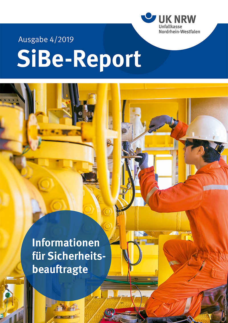 Ein Arbeiter in orangefarbener Schutzkleidung und Helm arbeitet an gelben Rohrleitungen und technischen Apparaturen. Er verwendet Werkzeuge und scheint Inspektionen oder Wartungen durchzuführen. Das Bild gehört zur Titelseite eines Reports der Unfallkasse NRW, der sich mit Arbeitsschutz und Prävention befasst, Ausgabe 4/2019 des SiBe-Reports. Der Fokus liegt auf Informationen für Sicherheitsbeauftragte.
