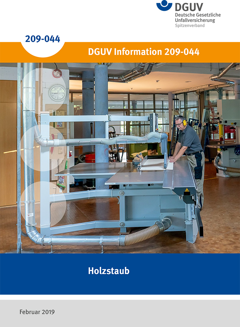 Das Bild zeigt eine Werkstattumgebung mit einer Person, die Gehörschutz trägt und an einer Holzbearbeitungsmaschine arbeitet. Im Hintergrund sind Sicherheitsvorrichtungen und Lüftungssysteme sichtbar, die für den Schutz vor Holzstaub sorgen. Die Unfallkasse NRW und ihre Rolle in der Prävention von arbeitsbedingten Gesundheitsrisiken stehen im Fokus. Es handelt sich um eine Informationsbroschüre (209-044) der Deutschen Gesetzlichen Unfallversicherung über den sicheren Umgang mit Holzstaub, mit Erscheinungsdatum Februar 2019.