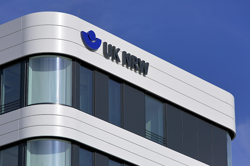 Verwaltungsgebäude der UK NRW mit Logo.