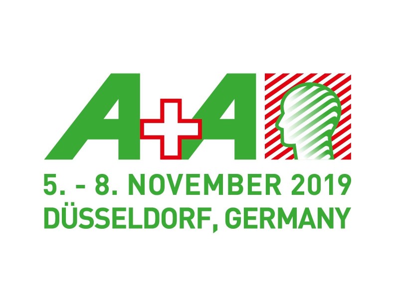 Das Bild zeigt das Logo der A+A Messe 2019, einer internationalen Veranstaltung für Arbeitsschutz und Prävention, die vom 5. bis 8. November 2019 in Düsseldorf, Deutschland, stattfand. Das Logo besteht aus einem großen grünen 'A+A', wobei das '+' in Rot gehalten ist. Rechts ist der Umriss eines Kopfes vor einem rot-weiß gestreiften Hintergrund zu sehen. Darunter stehen Datum und Ort: 5. - 8. November 2019, Düsseldorf, Germany.