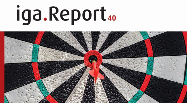 Dartscheibe mit rotem Pfeil im Zentrum