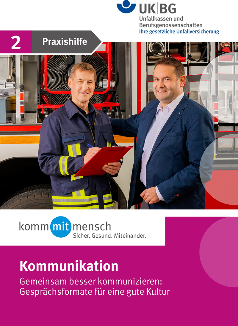 Das Bild zeigt zwei Männer vor einem Feuerwehrfahrzeug. Einer trägt eine Feuerwehruniform, der andere einen Anzug. Oben links steht '2 Praxishilfe', daneben das Logo der Unfallkasse NRW. Der untere Teil des Bildes hat den Schriftzug 'Kommunikation: Gemeinsam besser kommunizieren: Gesprächsformate für eine gute Kultur' in einem lilafarbenen Kasten. Das Bild thematisiert Arbeitsschutz und Prävention durch effektive Kommunikation.