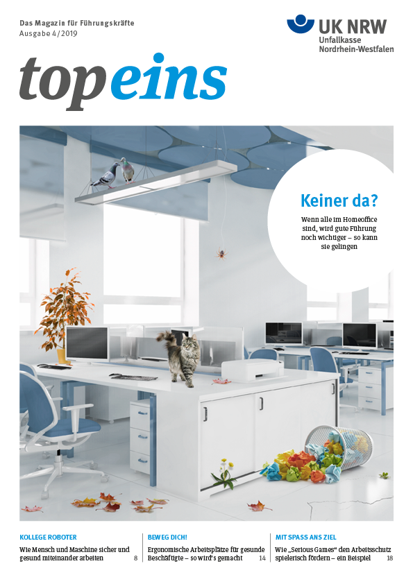 Das Bild zeigt ein modernes, leeres Büro ohne Menschen, das mit Pflanzen, Vogelnestern und einem Waschbären dekoriert ist, die für Abwesenheit aufgrund von Heimarbeit stehen. Der Raum spiegelt ein surrealistisches Szenario wider und symbolisiert die Herausforderungen und Anpassungen im Arbeitsschutz und der Prävention in Zeiten veränderten Arbeitsumfelds. Die Gestaltung dient als visuelle Metapher für den Umgang mit Abwesenheit im Büroalltag und den Einfluss auf Führung und Arbeitssicherheit.