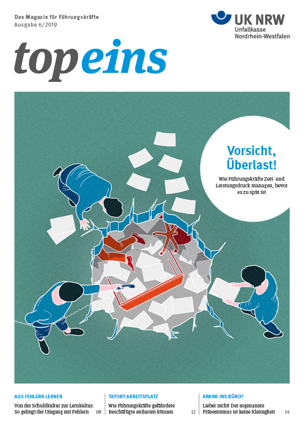 Das Titelbild des Magazins zeigt eine Illustration, in der mehrere Personen auf einer einstürzenden Brücke arbeiten. Darunter befindet sich ein Abgrund und es sind viele Dokumente und Pakete sichtbar, die die Brücke zusätzlich belasten. Oben rechts steht der Text: 'Vorsicht, Überlastet! Wie Führungskräfte Zoll und Leistungdruck managen, bevor sie zusammenbrechen'. Das Bild thematisiert Arbeitsschutz und Prävention in Bezug auf Überlastung am Arbeitsplatz, im Kontext der Unfallkasse Nordrhein-Westfalen.