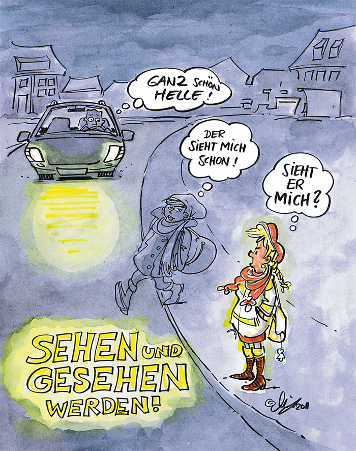 Eine Person überquert eine schlecht beleuchtete Straße bei Nacht und wird von Autoscheinwerfern beleuchtet. Zwei Personen stehen nebenan und schauen. Gedankenblasen zeigen: 'Ganz schön hell!', 'Der sieht mich schon!' und 'Sieht er mich?'. Der Boden ist gelb beleuchtet mit der Aufschrift 'Sehen und Gesehen werden!'. Im Hintergrund sind Gebäude. Die Illustration thematisiert das wichtige Konzept der Sichtbarkeit im Straßenverkehr als Teil einer Kampagne der Unfallkasse NRW zur Erhöhung der Verkehrssicherheit und Prävention von Unfällen.
